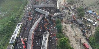 Tragickou srážku vlaků v Indii způsobilo selhání signalizačního systému. Zemřelo téměř 300 lidí