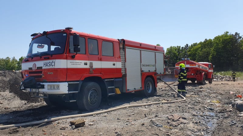 U požáru zasahuje 14 hasičských jednotek i vrtulník s bambivakem (3. 6. 2023).
