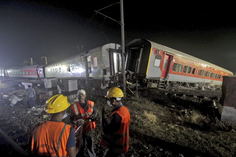 Páteční srážka vlaků je nejtragičtější indickou vlakovou nehodou 21. století.