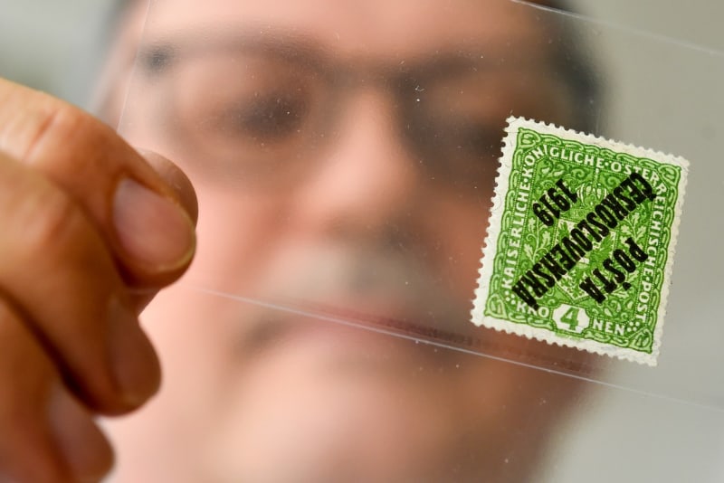 Čtyřkorunová zelená poštovní známka s černým převráceným přetiskem Pošta Československá 1919.