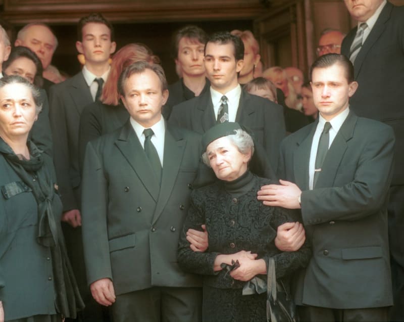 Jan Hrušínský s bratrem Rudolfem a maminkou při posledním rozloučení s otcem Rudolfem Hrušínským.