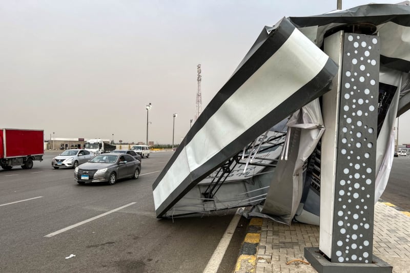 Egypt, zejména Káhiru, ochromila písečná bouře. Silný vítr strhl billboard, jeden člověk zemřel a další se zranili.