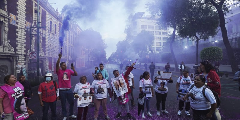 Protest před mexickým ministerstvem vnitra za to, aby se vláda intenzivněji zabývala pátráním po pohřešovaných osobách.