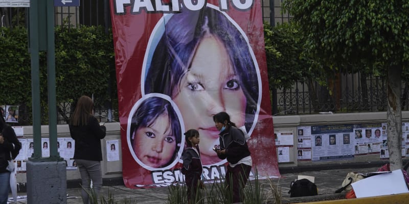 Protest před mexickým ministerstvem vnitra za to, aby se vláda intenzivněji zabývala pátráním po pohřešovaných osobách.