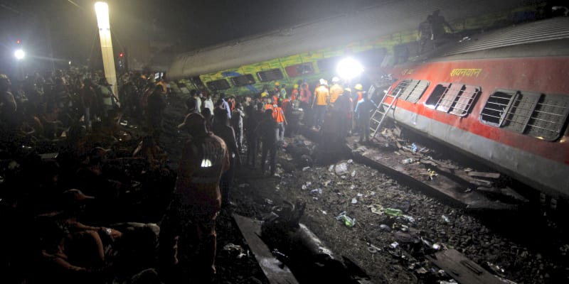 Páteční srážka vlaků je nejtragičtější indickou vlakovou nehodou 21. století.