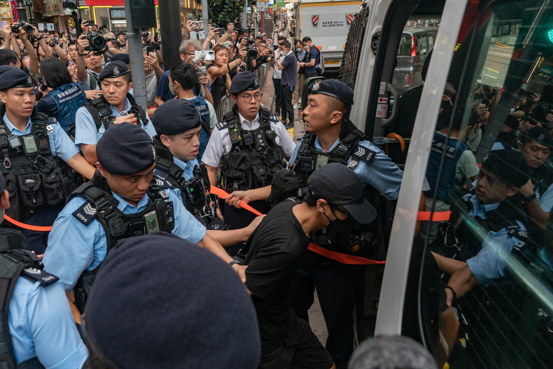 Policisté na připomínkové akci zadrželi řadu lidí (4. 6. 2023).
