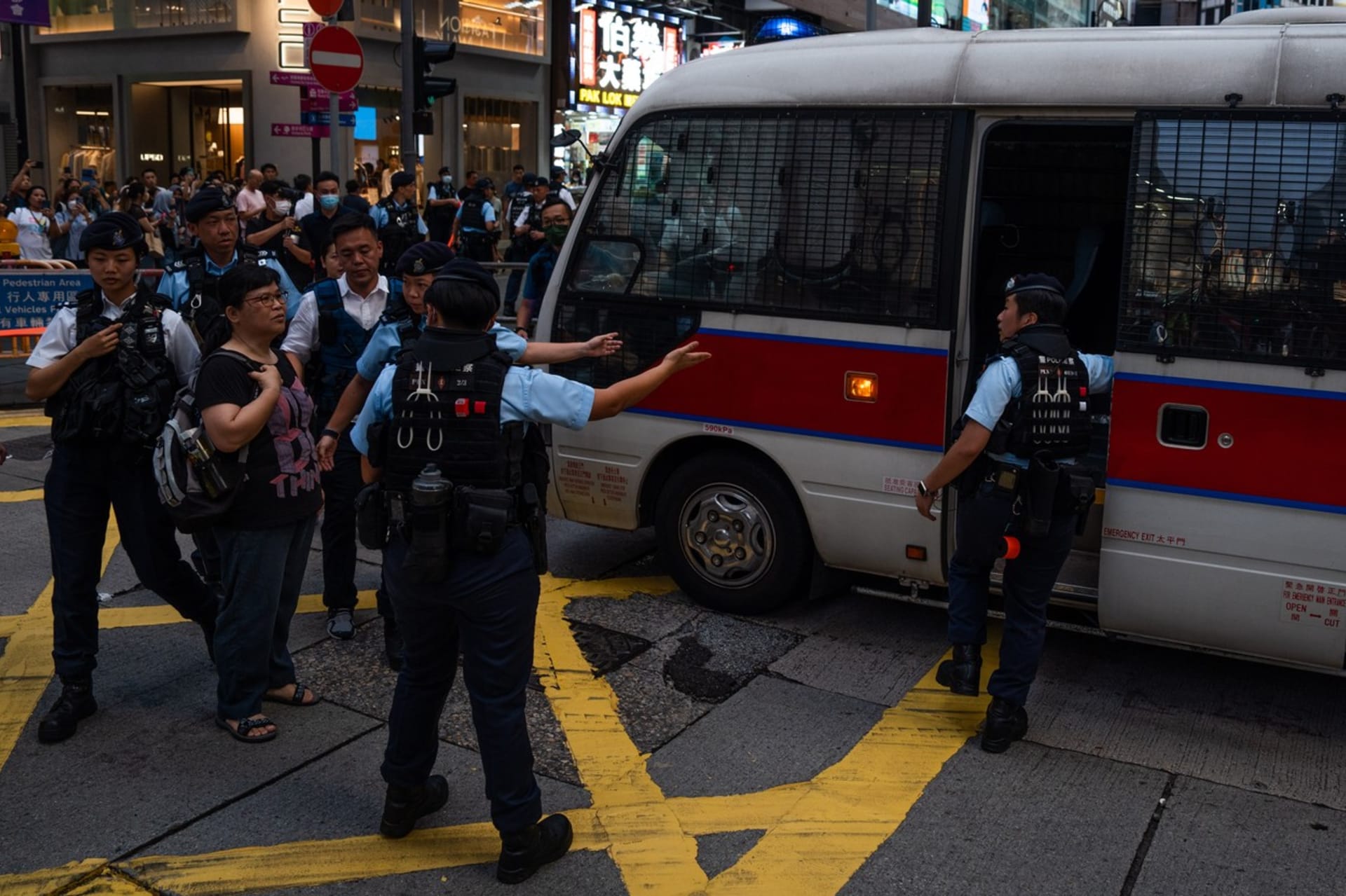 Policisté účastníky akce odváželi autobusy (4. 6. 2023).
