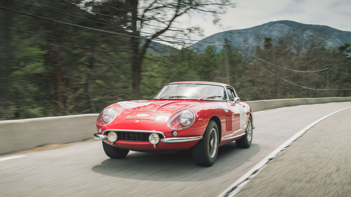 Focení tohoto vzácného Ferrari nás díky překročení povolené rychlosti přišlo na pěkných 750 eur.