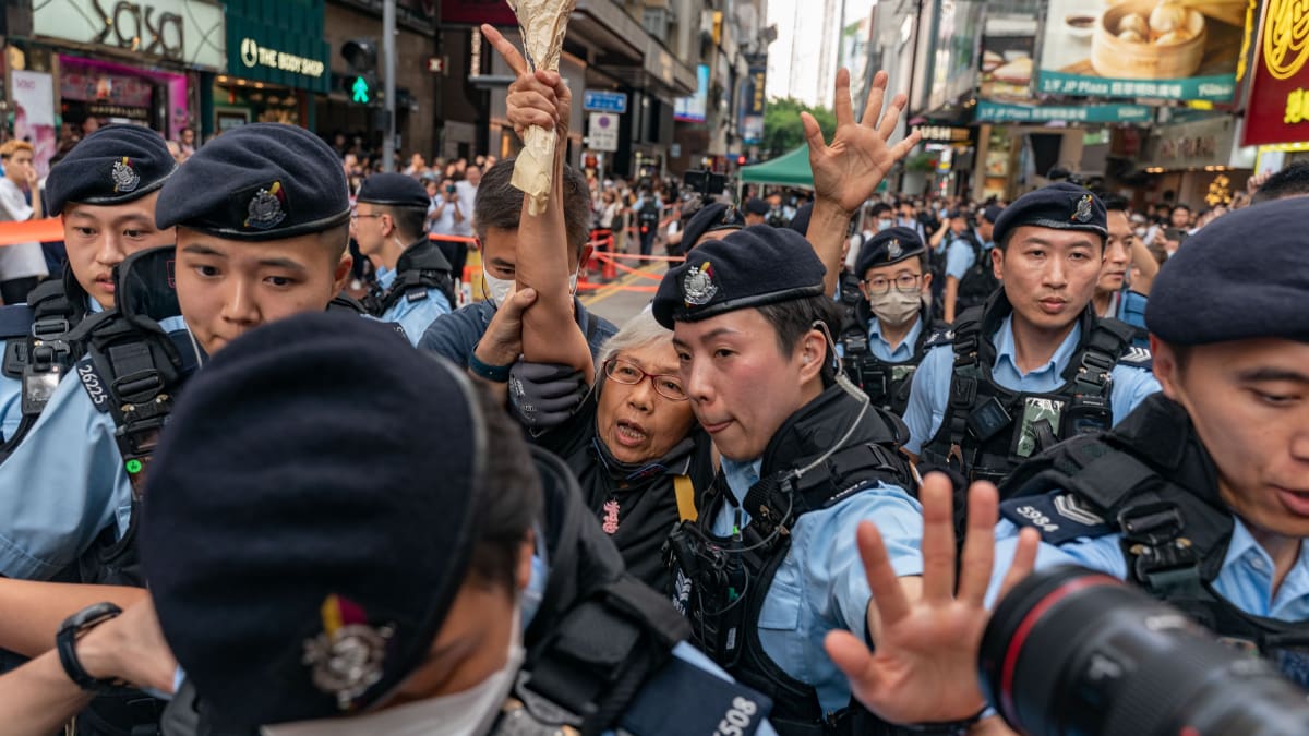 Policisté zadrželi známou postavu hongkongských protestů babičku Wongovou (4. 6. 2023).