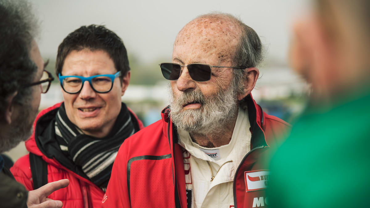 Bývalý jezdec F1, mnohonásobný účastník Rallye Paříž Dakar a několikanásobný vítěz Le Mans Henri Pescarolo nedávno prodělal mozkovou mrtvici. Jeho tvář poznamenala, chuť v 81 letech závodit však nikoliv.
