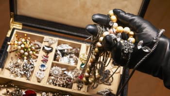 Detaily loupeže šperků za miliony u Tábora: Pachatelé v bytě nadělali paseku, policie tápe