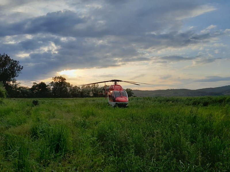 Záchranáři se na místo museli spustit z vrtulníku (4. 6. 2023).