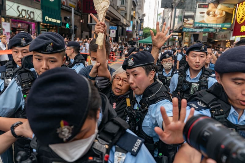 Policisté zadrželi známou postavu hongkongských protestů babičku Wongovou (4. 6. 2023).