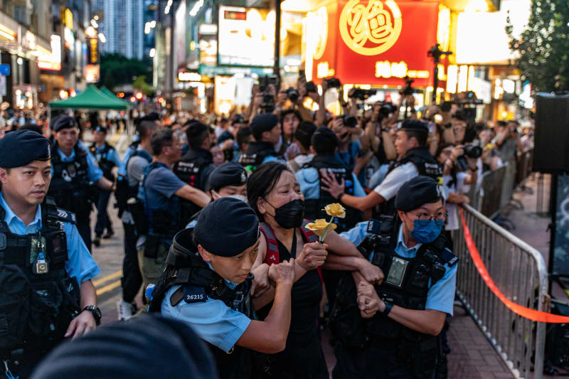 Policisté na připomínkové akci zadrželi řadu lidí (4. 6. 2023).