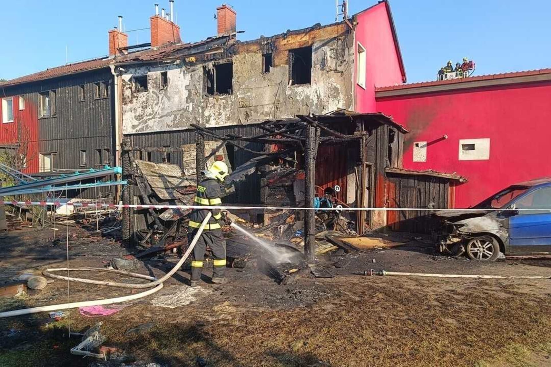 V místní části Ohrazenice hořel v neděli v podvečer dům finského typu.