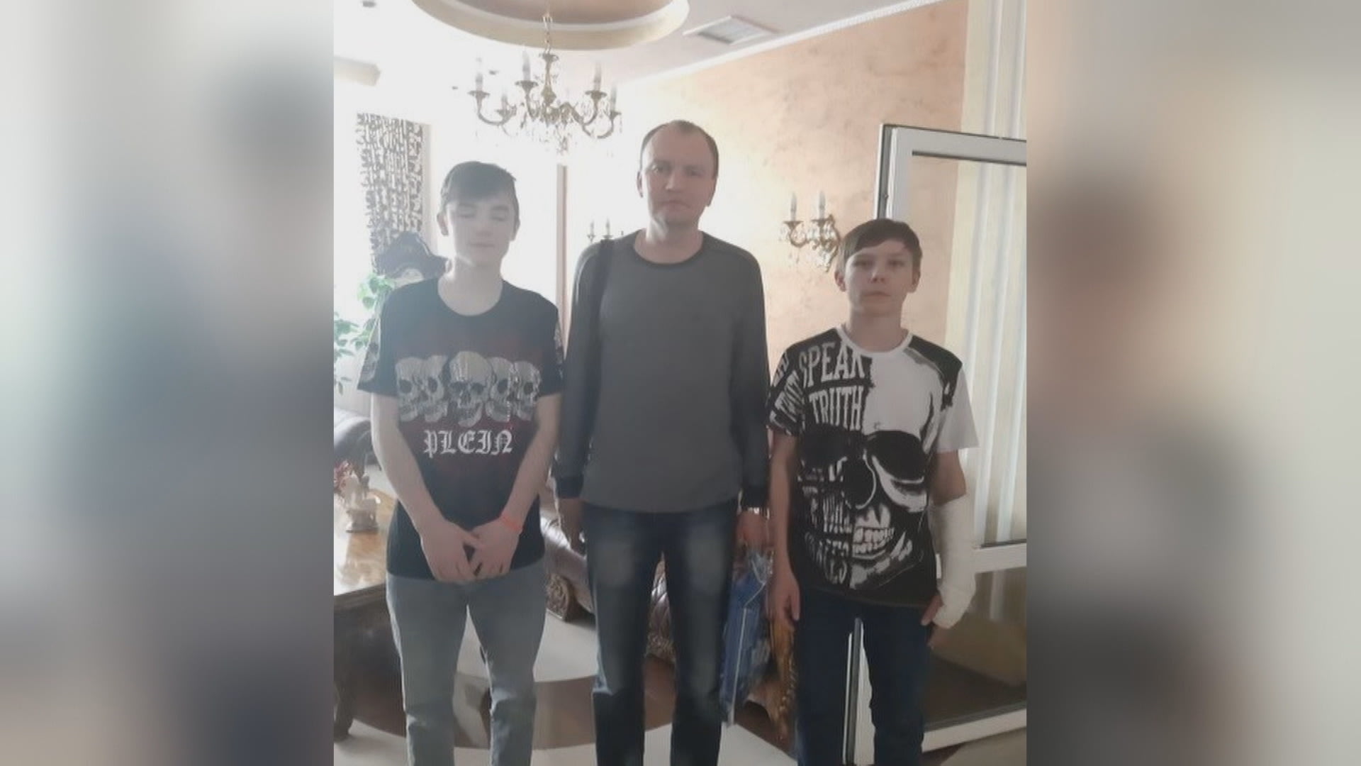 Ředitel školy se vydal do Ruska zachránit unesené žáky.