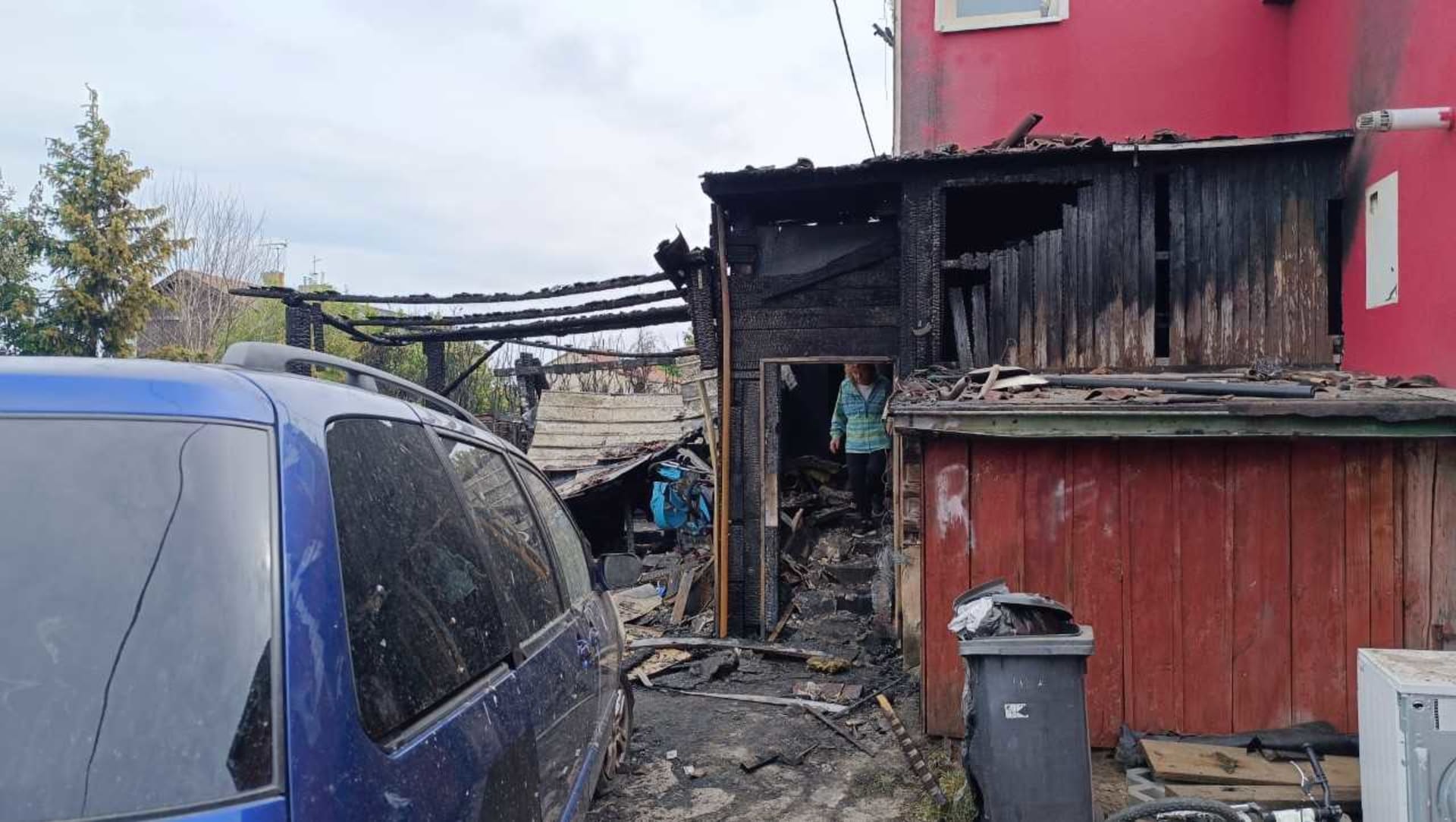 V místní části Ohrazenice hořel v neděli v podvečer dům finského typu, škoda dosáhla podle odhadů pěti milionů korun.