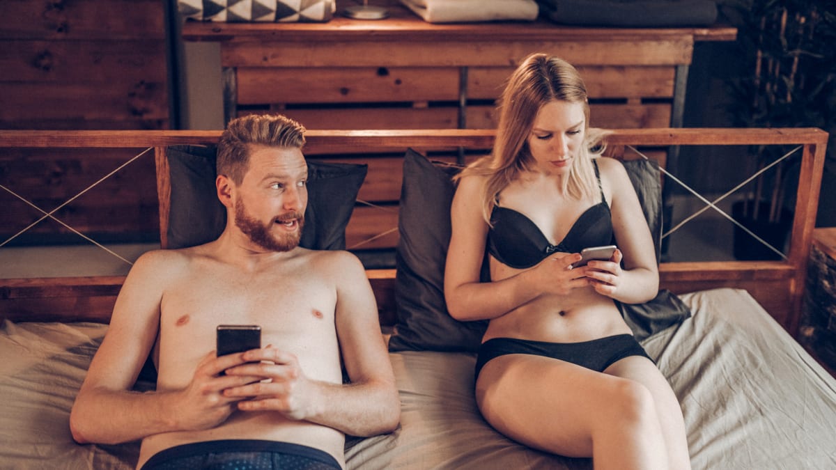 Mladí lidé mají podle studie čím dál méně sexu. Co je přitahuje víc než žhavé hrátky?