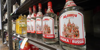Pančovaný alkohol zabíjel v Rusku. Zemřelo už 16 lidí, přiotrávily se desítky osob