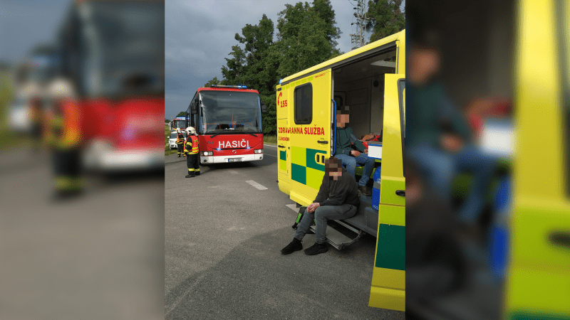 U Holešova se srazil osobní vlak s nákladním autem, deset lidí je zraněných