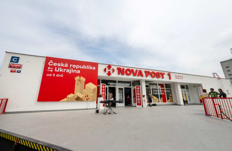 Ukrajinská doručovací skupina Nova Pošta otevřela první pobočku v Praze.