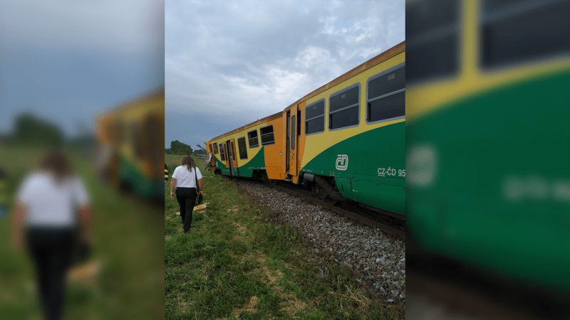 U Holešova se srazil osobní vlak s nákladním autem, deset lidí je zraněných