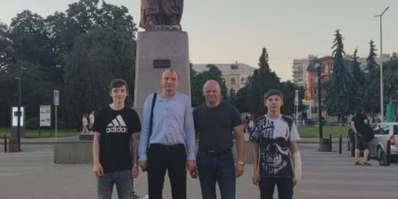 Ředitel školy se vydal do Ruska zachránit unesené žáky.