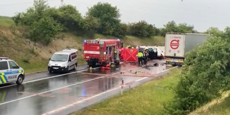 Při nehodě na silnici u Slaného na Kladensku zemřeli dva lidé.