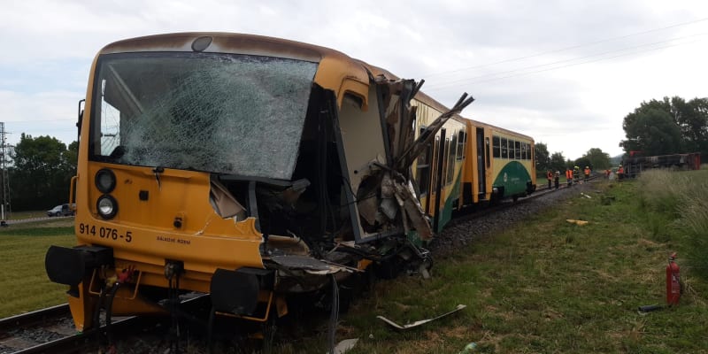 Ranní nehoda osobního vlaku a kamionu na železničním přejezdu u Dobrotic na Holešovsku