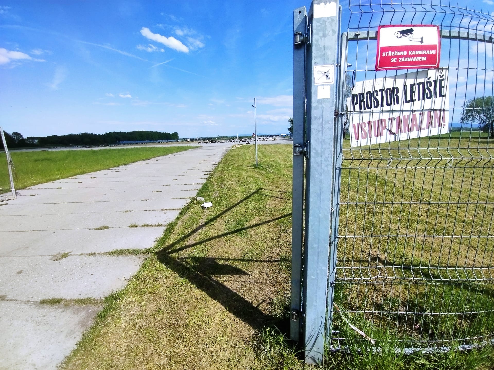 V roce 1956 stát kvůli výstavbě letiště v Mošnově zbořil vesnici Harty. Některým starousedlíkům zůstala pole za obcí, na kterých má ale nyní vyrůst vojenská základna. Kdo pozemky neprodá, hrozí mu vyvlastnění. 