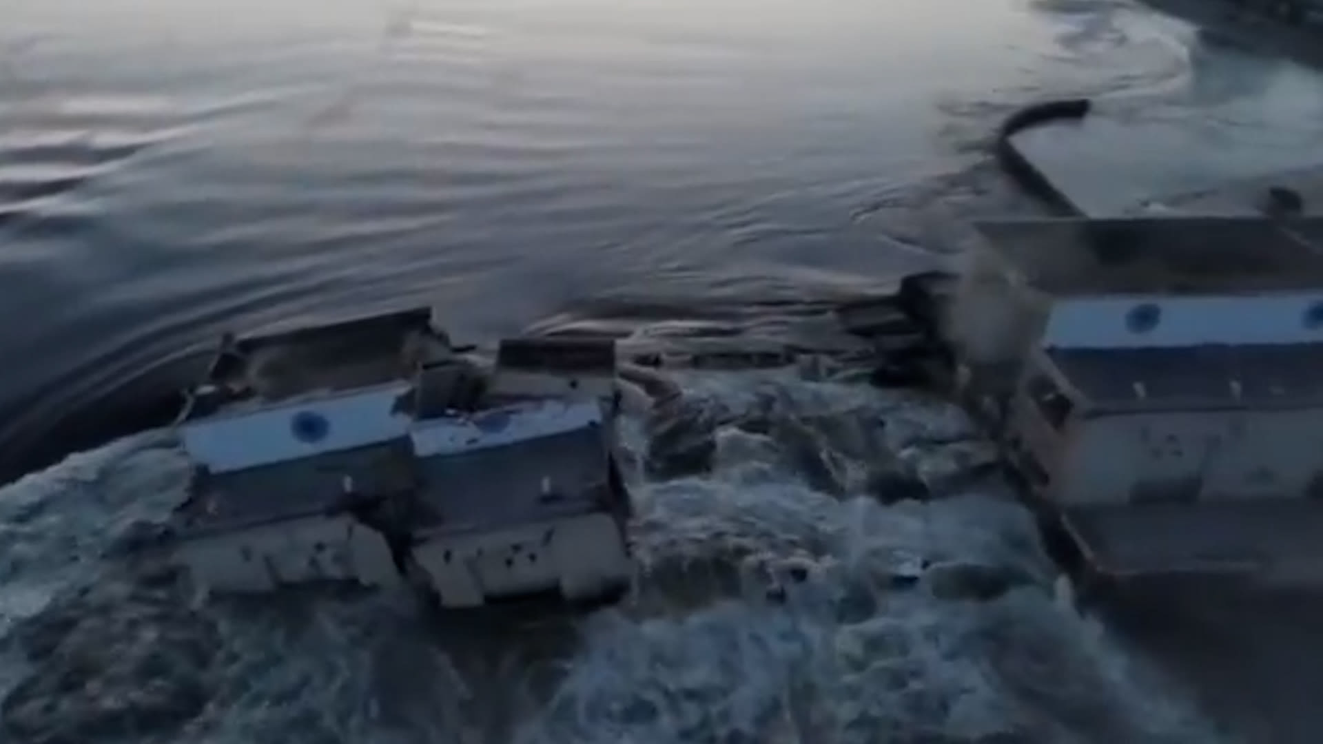 Ukrajinská armáda tvrdí, že ruské síly vyhodily do povětří Kachovskou přehradu.