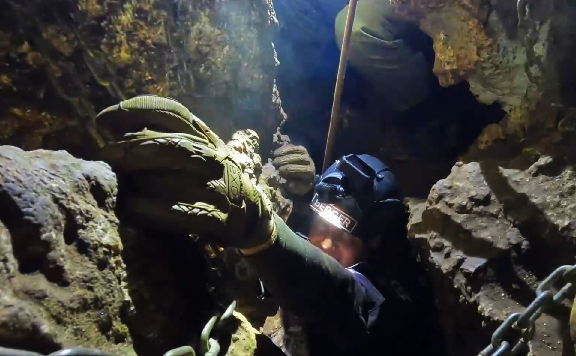 Vedoucí expedice vykopávek Dr. Lee Berger uvnitř jeskyně Rising Star