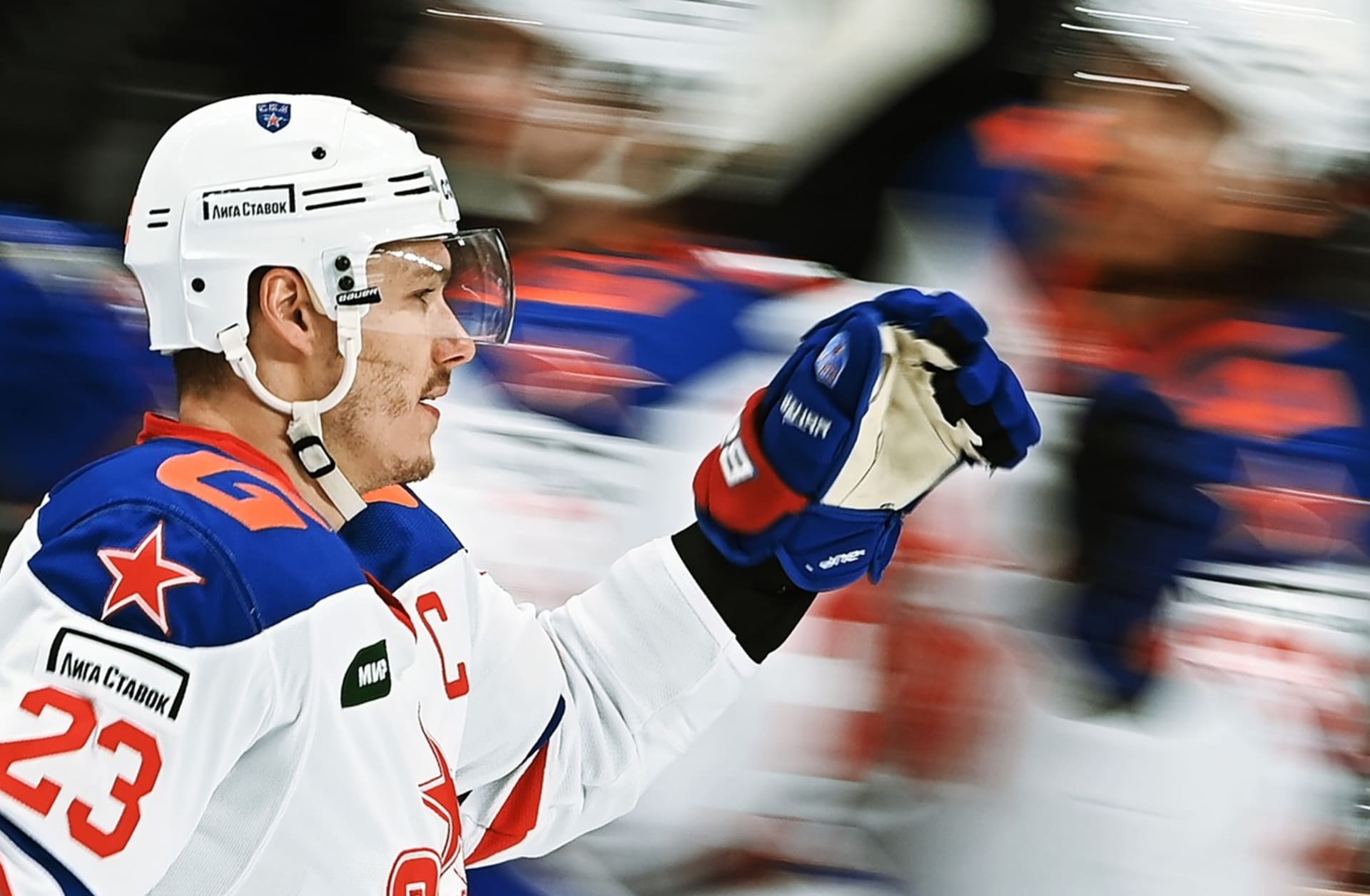 Český hokejista ruského původu Dmitrij Jaškin se rozhodl pokračovat v KHL i přes válku na Ukrajině.