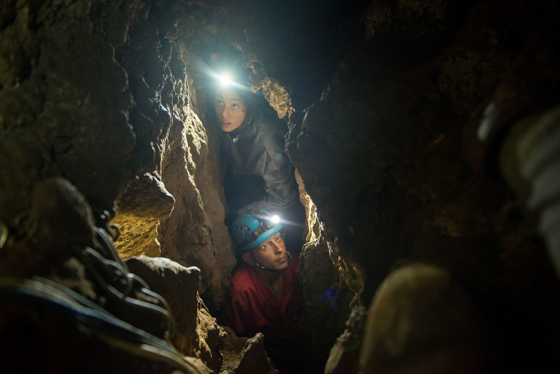 Dcera Dr. Lee Bergera Megan (nahoře) a člen podzemního průzkumného týmu Rick Hunter proplouvají úzkými skluzy vedoucími do jeskyně Dinaledi Chamber of the Rising Star v Jižní Africe.