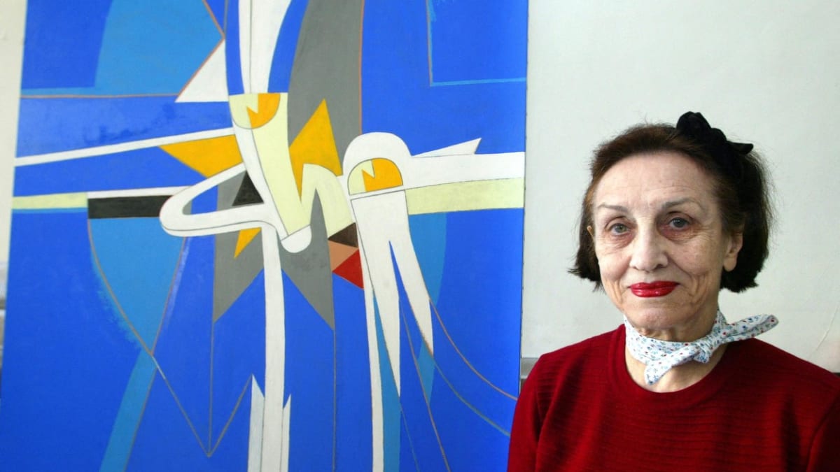 Francouzská malířka Francoise Gilotová pózovala 6. dubna 2004 ve svém ateliéru v Paříži.