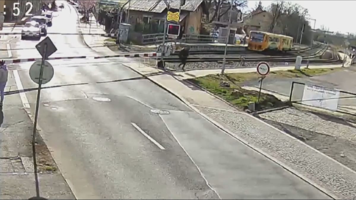 Záběry z kamer na přejezd v Řeporyjích dokazují, že lidé koleje přechází i na červenou.