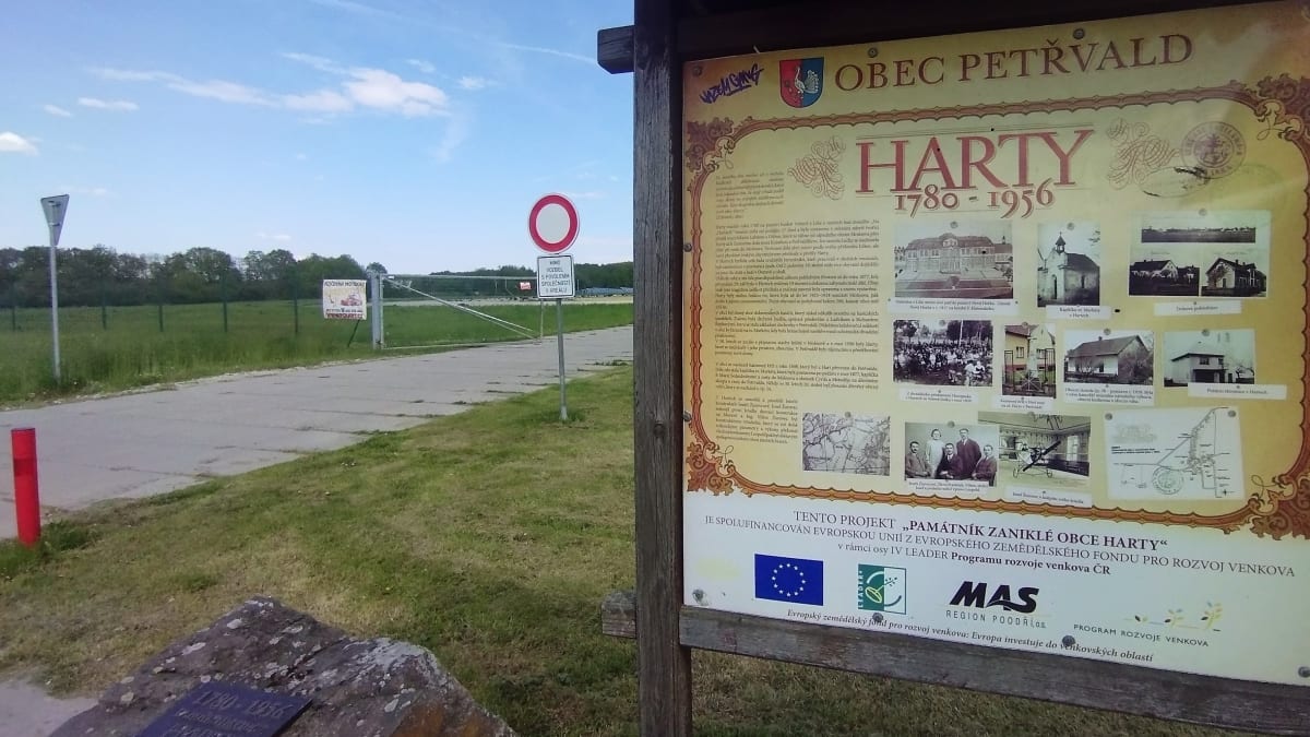 V roce 1956 stát kvůli výstavbě letiště v Mošnově zbořil vesnici Harty. Některým starousedlíkům zůstala pole za obcí, na kterých má ale nyní vyrůst vojenská základna. Kdo pozemky neprodá, hrozí mu vyvlastnění.