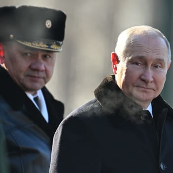 Ruský prezident Vladimir Putin v doprovodu svého ministra obrany Sergeje Šojgua.