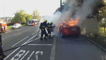 Auto v plamenech a boj o život. Strážníci v Brně zachránili muže, který přestal dýchat
