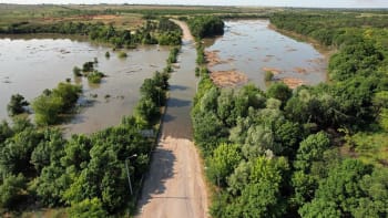 Protržení přehrady je komplikací pro Ukrajince, ale i Rusy. Komu nakonec uškodí více?