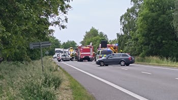 Tragická nehoda u Hradce Králové. Při srážce aut zemřela mladá žena, další je zraněná