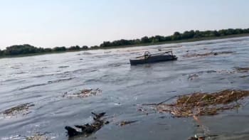 OBRAZEM: Voda se valí Chersonskou oblastí, lidé prchají z domovů, Dněpr stoupl až o 10 metrů