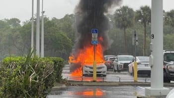 Děti bojovaly o život v hořícím autě, zatímco jejich matka kradla v obchodě. Žena vinu odmítá