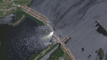 Explozi přehrady způsobily výbušniny uvnitř, shodli se experti. Zásah raketou by nestačil