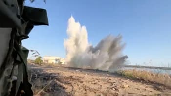 Záběry ukazují momenty po explozi Kachovské přehrady. Ihned se začala přelévat masa vody