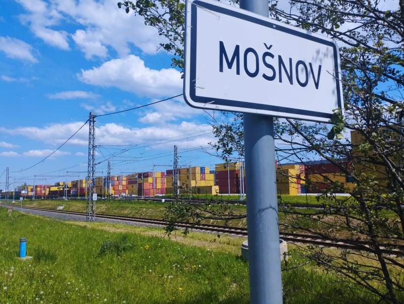 Na zemědělských pozemcích v Petřvaldu u ostravského letiště Mošnov má vyrůst vojenská základna, pozemky už se vykupují. Areál se stane součástí průmyslové zóny Velký Mošnov, která už částečně stojí.