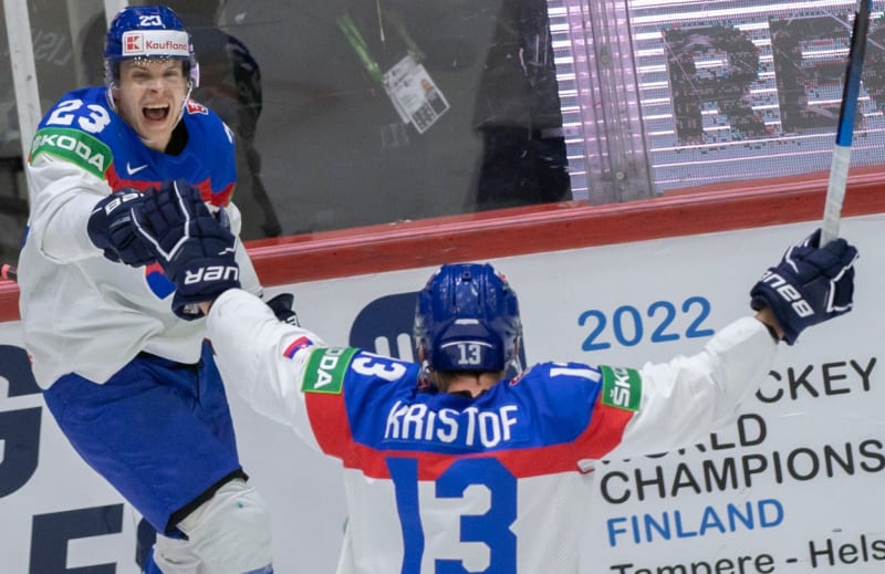 Slovenští hokejoví reprezentanti Adam Liška a Michal Krištof si za národní tým jen tak nezahrají. Rozhodli se totiž pokračovat v KHL.