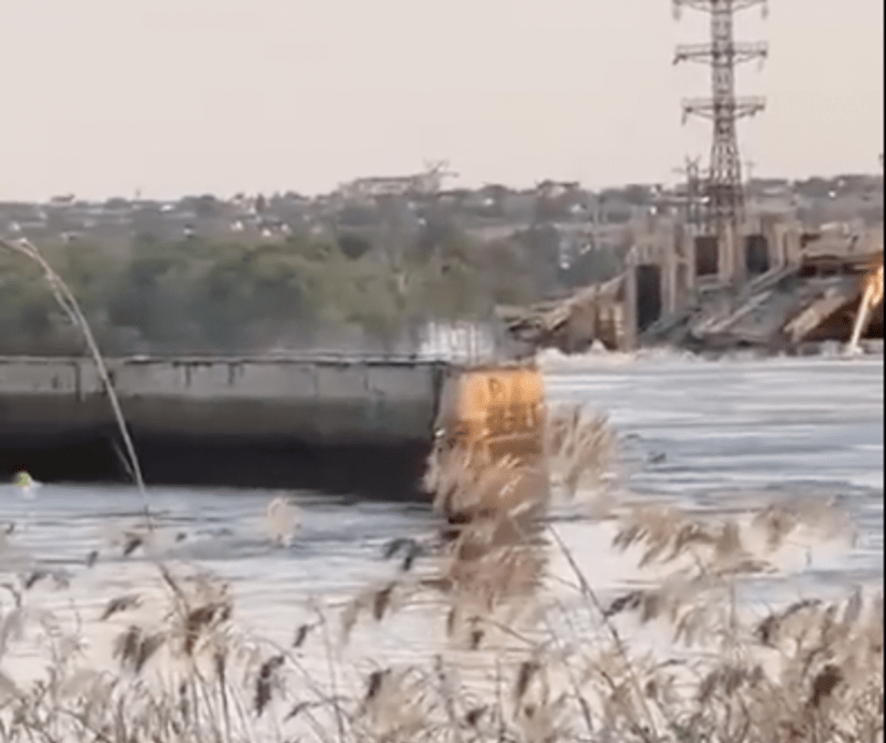 Rusové odpálili Kachovskou přehradu
