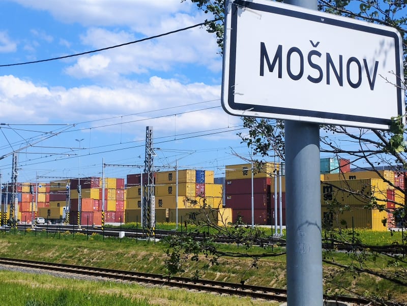 Na zemědělských pozemcích v Petřvaldu u ostravského letiště Mošnov má vyrůst vojenská základna, pozemky už se vykupují. Areál se stane součástí průmyslové zóny Velký Mošnov, která už částečně stojí. 