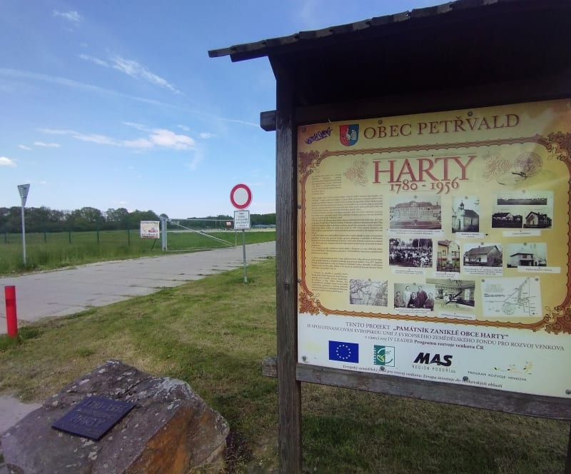 V roce 1956 stát kvůli výstavbě letiště v Mošnově zbořil vesnici Harty. Některým starousedlíkům zůstala pole za obcí, na kterých má ale nyní vyrůst vojenská základna. Kdo pozemky neprodá, hrozí mu vyvlastnění.